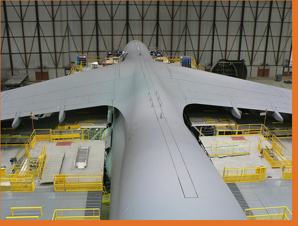 Mezzanine system around an aircraft