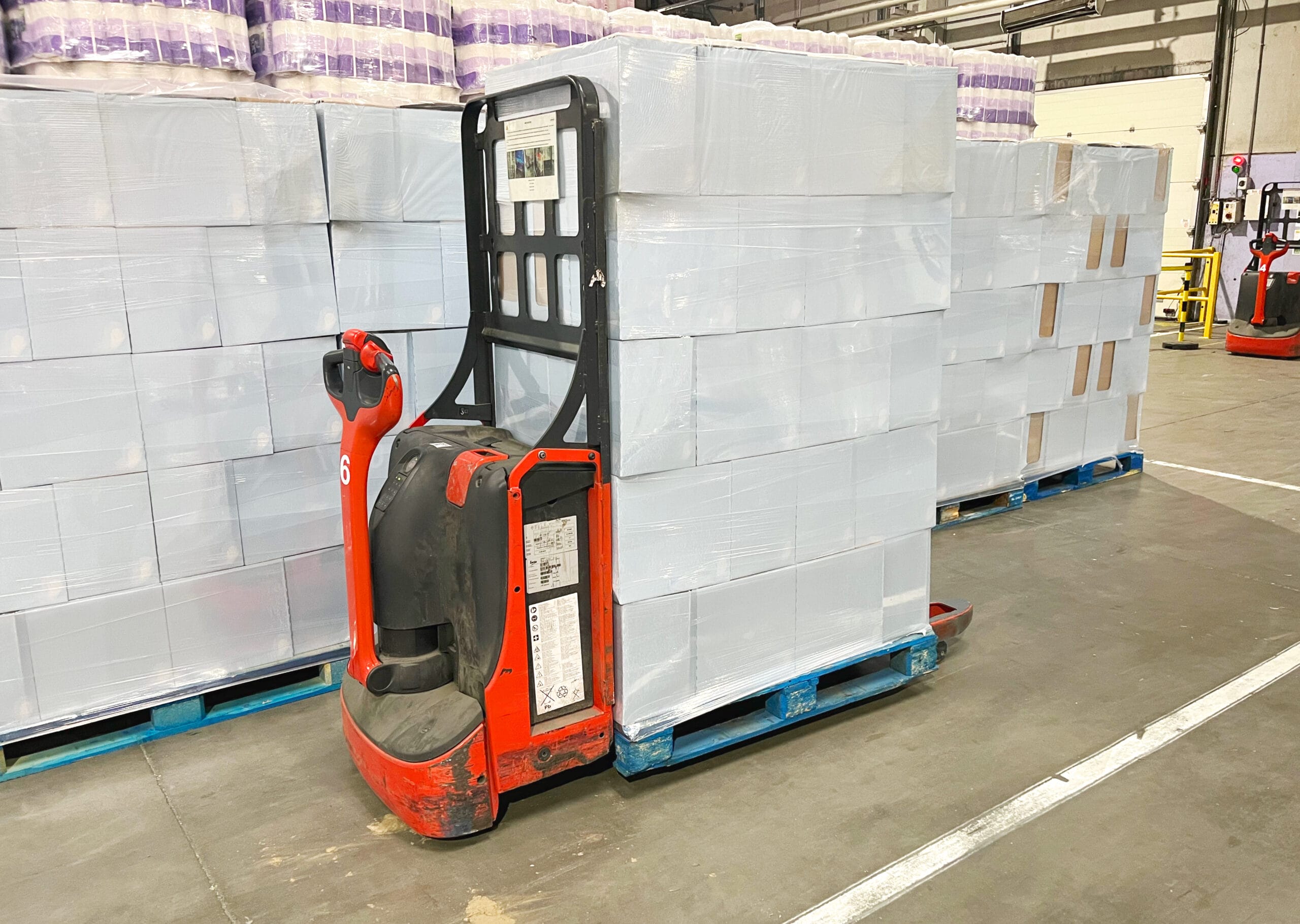 loading and unloading cargo on pallets using a self propelled electric cart